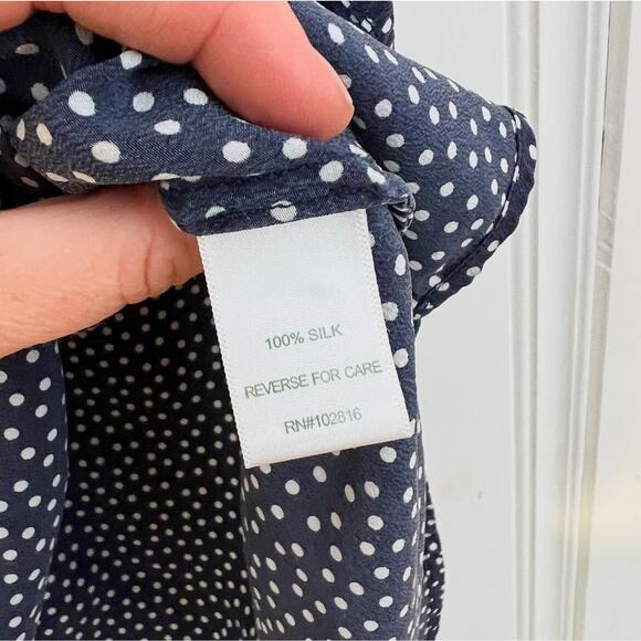 Garnet Hill Women's 8 blue white polka dot 100% silk button down sleeveless top - Picture 4 of 4